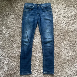 dondup jeans - Tja säljer mina fräscha dondup jeans i storlek 31, modell george, väldigt fint skick nypris 3200 mitt pris endast 899kr skriv om du har någon. fråga// armadiosell