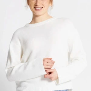 Vit stickad tröja med rund hals - Vit stickad tröja från lager. Den är använd där till priset. Skriv för egna bilder. 