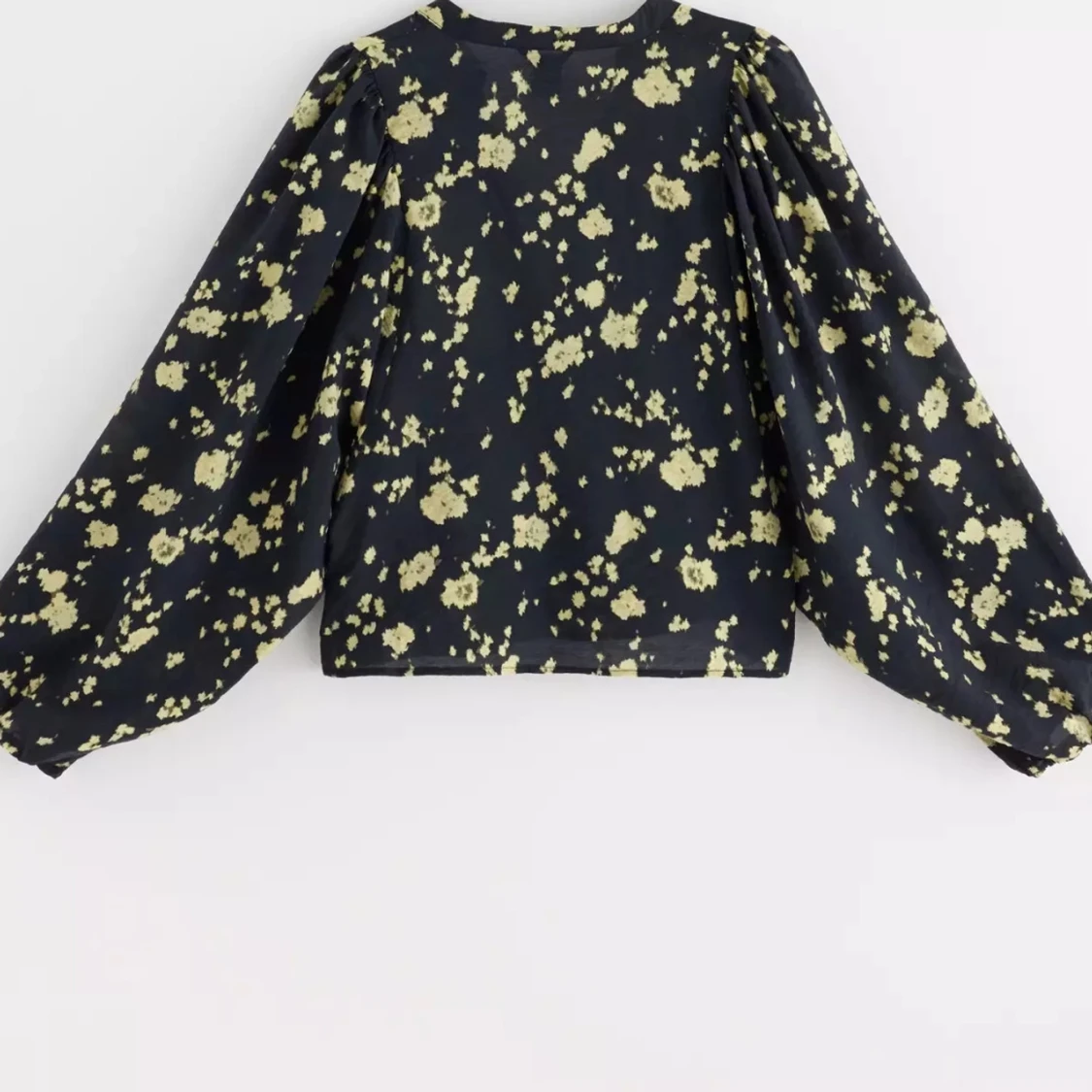 Svart blommig blus från Lindex - 1