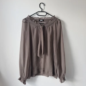 Beige blus med rosett från Bik Bok - Beige genomskinlig blus från Bik Bok 