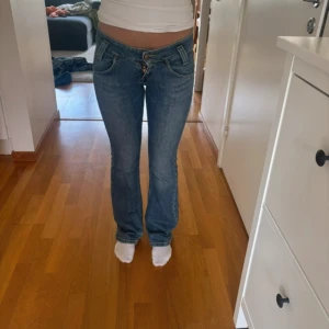 Blå bootcut jeans från Lee - Midjemått 35, innerbenslängd 84