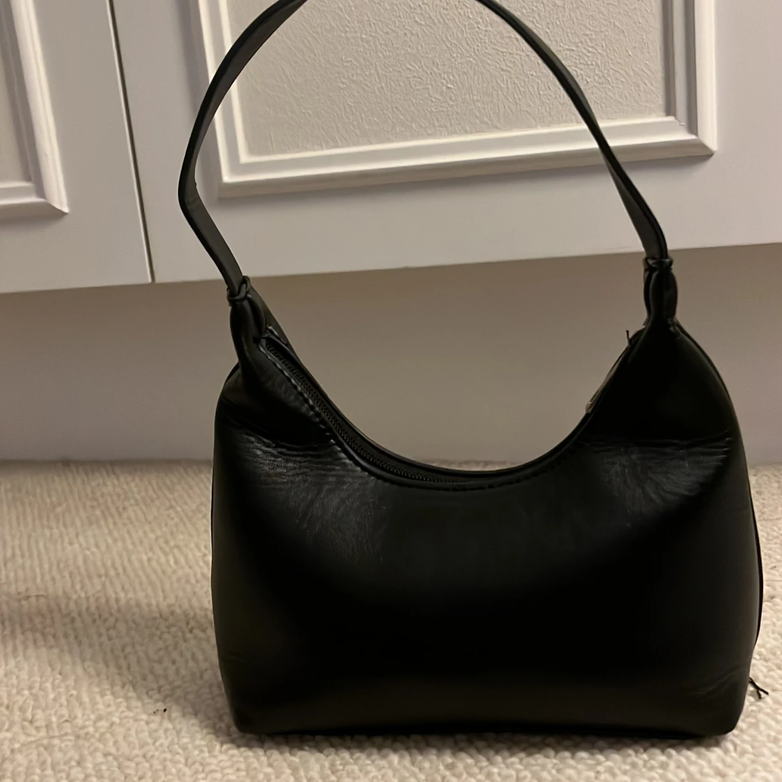 Svart axelväska i faux skinn - 1