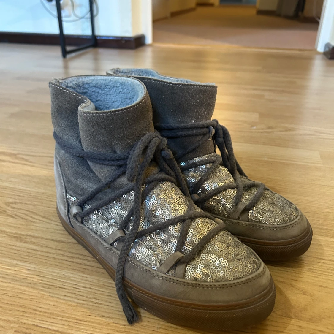 Grå glittriga boots från Inuikii - 1