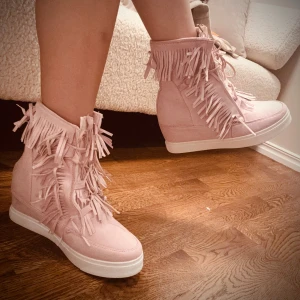 Isabell marant liknande fransskor  - Supersnygga rosa fransskor med kilklack. Dom är i storlek 39. Helt nya perfekta nu inför höst 💗