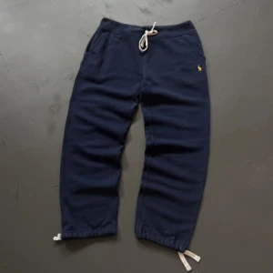 Mörkblå mjukisbyxor Polo Ralph Lauren - Ett par riktigt fina Polo Joggers i bra skick. Använt skick men inga hål. Nått finns på bilderna. Skriv privat för mer info eller vid intresse. Se är ganska genomtvättade men inget farligt.