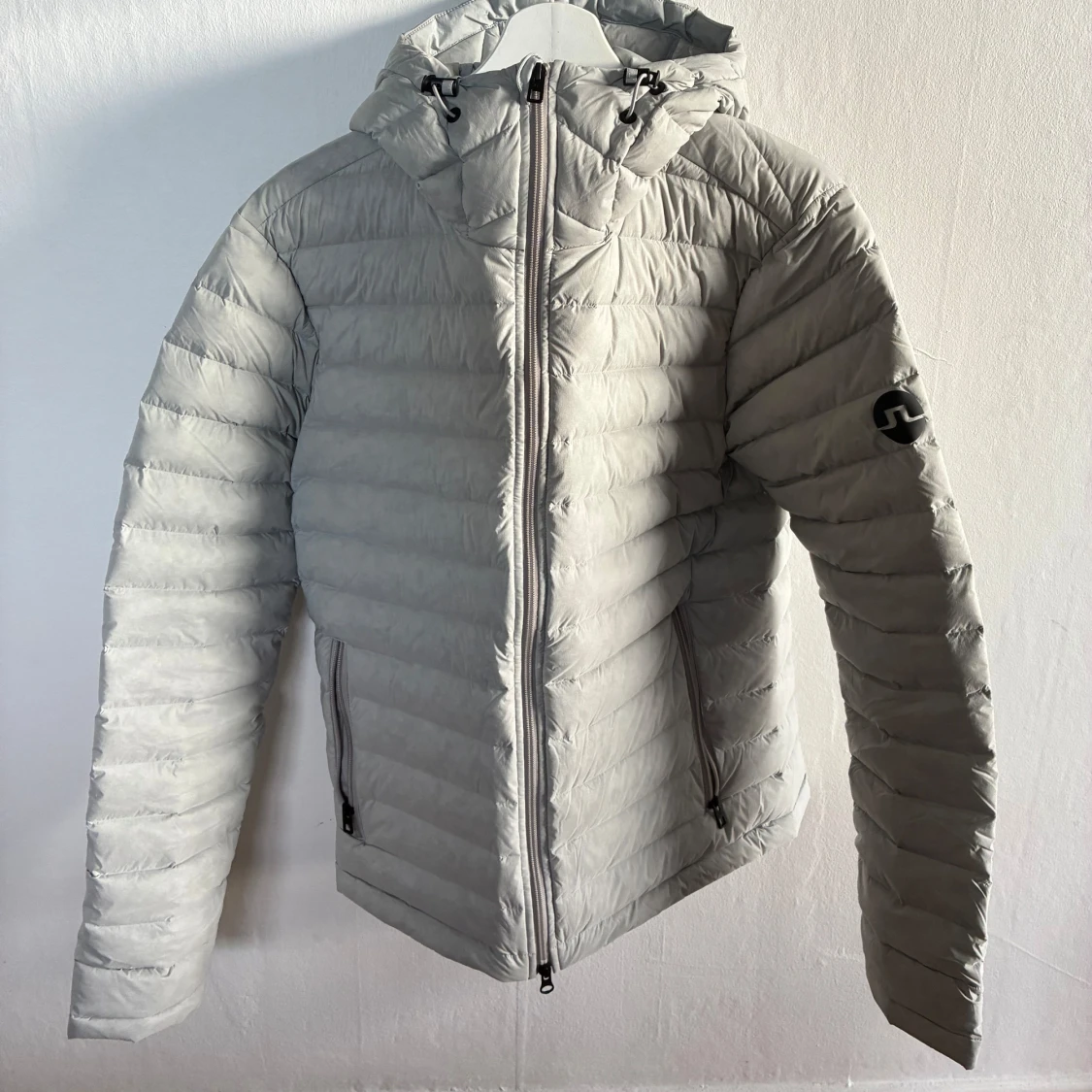 Ljusgrå dunjacka från J.Lindeberg - 3