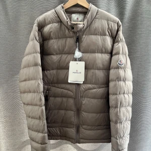 Moncler jacka  - Helt oanvänd passade inte mig. Riktigt snygg beige/grå färg. Skriv för fler bilder eller frågor!