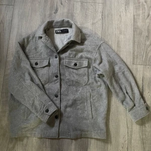 Zara Cardigan - Säljer nu denna snygga gråa cardigan från Zara. Storlek S. Aldrig använd. Hör av er vid frågor! 🙌