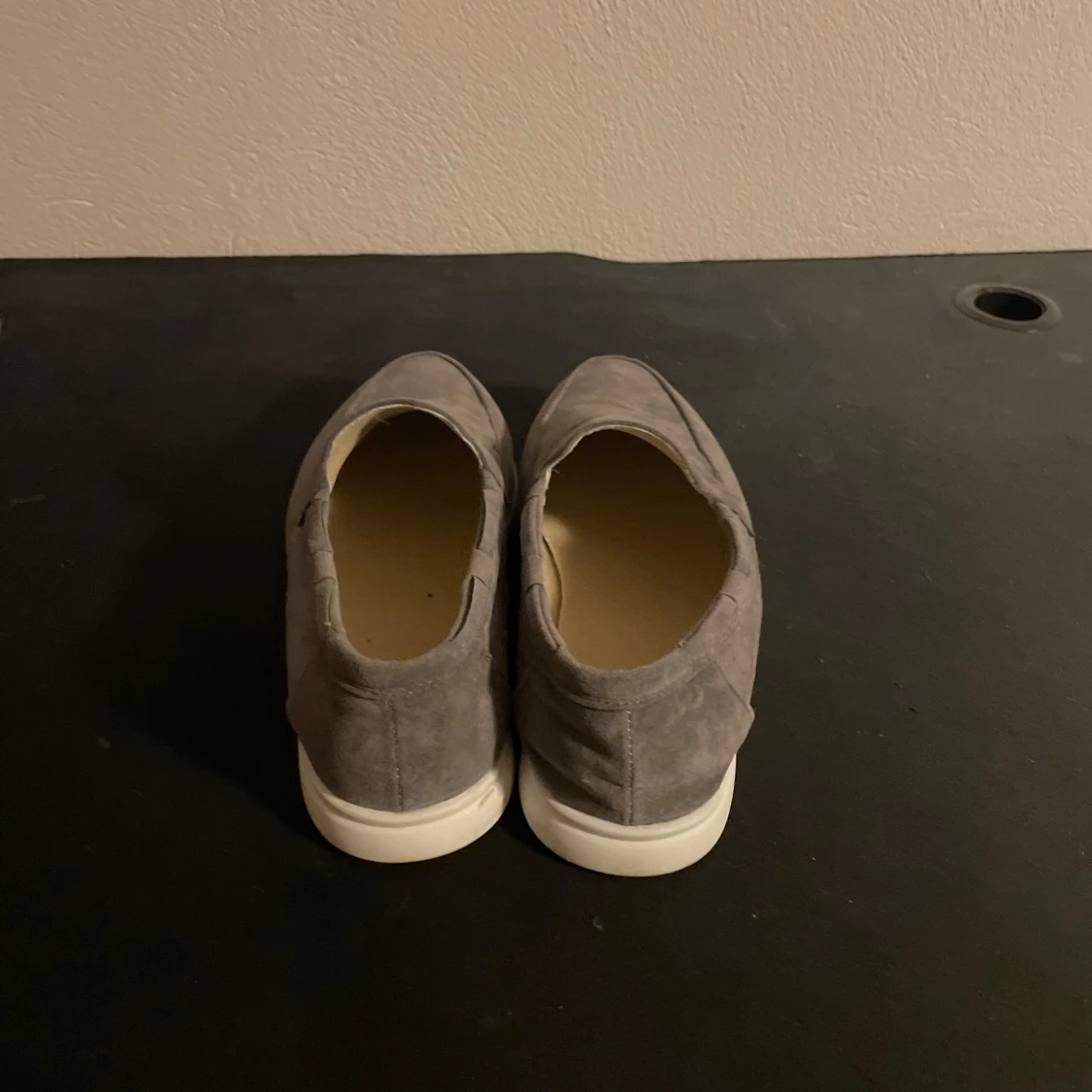 Grå mockaloafers med vit sula - 2