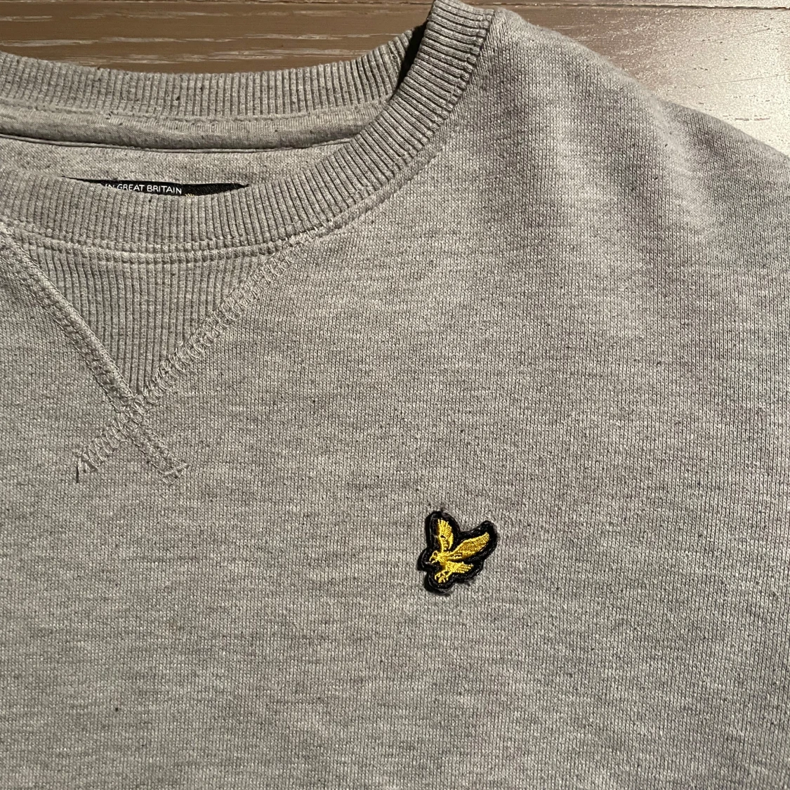 Grå sweatshirt från Lyle & Scott - 2