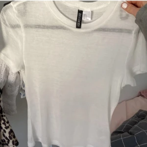 Vit basic t-shirt från Divided - Populär genomskinlig T-shirt från H&M. Säljer då den inte kommer till användning.
