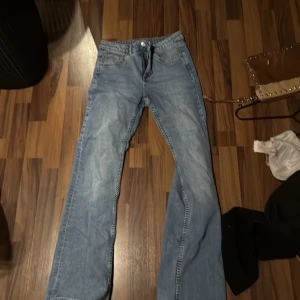 Ljusblå bootcut jeans från kappah  - Säljer ett par ljusblå jeans med bootcut-modell. Jeansen har klassisk femficksdesign, normalhög midja och stängs med knapp och dragkedja. Perfekta för dig som gillar en avslappnad och tidlös stil.