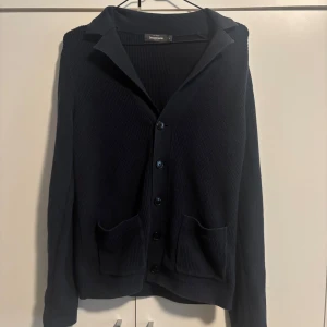 Cardigan från Dressmann - Snygg och stilig cardigan ifrån dressmann. Väldigt bra skick och inga defekter. Storlek S o passar mig bra som är 174. Skrov för fler frågor elr bilder 🙌