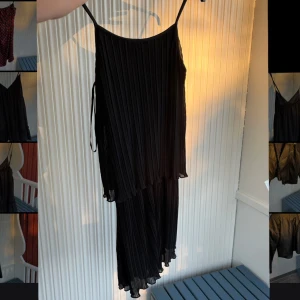 svart klänning - Skitsnygg svart klänning som har använts på nyår en gång så är i väldigt bra skick😊 Skriv för fler bilder mm👍🏼