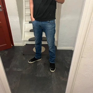 Blåa jeans regular fit herr - Säljer ett par klassiska blå jeans med regular fit från Jack and Jones i perfekt skick och inga defekter