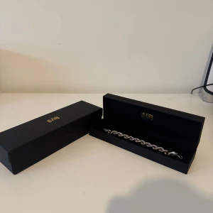 Cordell armband från Kejsar - Tjena! Säljer ett cordell-armband i äkta silver, 19,5 cm långt och 8 mm tjockt. Armbandet är i mycket bra skick och knappt använt. Nypris 2000 kr, mitt pris 1100 kr. Stilrent och rejält armband som passar perfekt både till vardag och fest. 