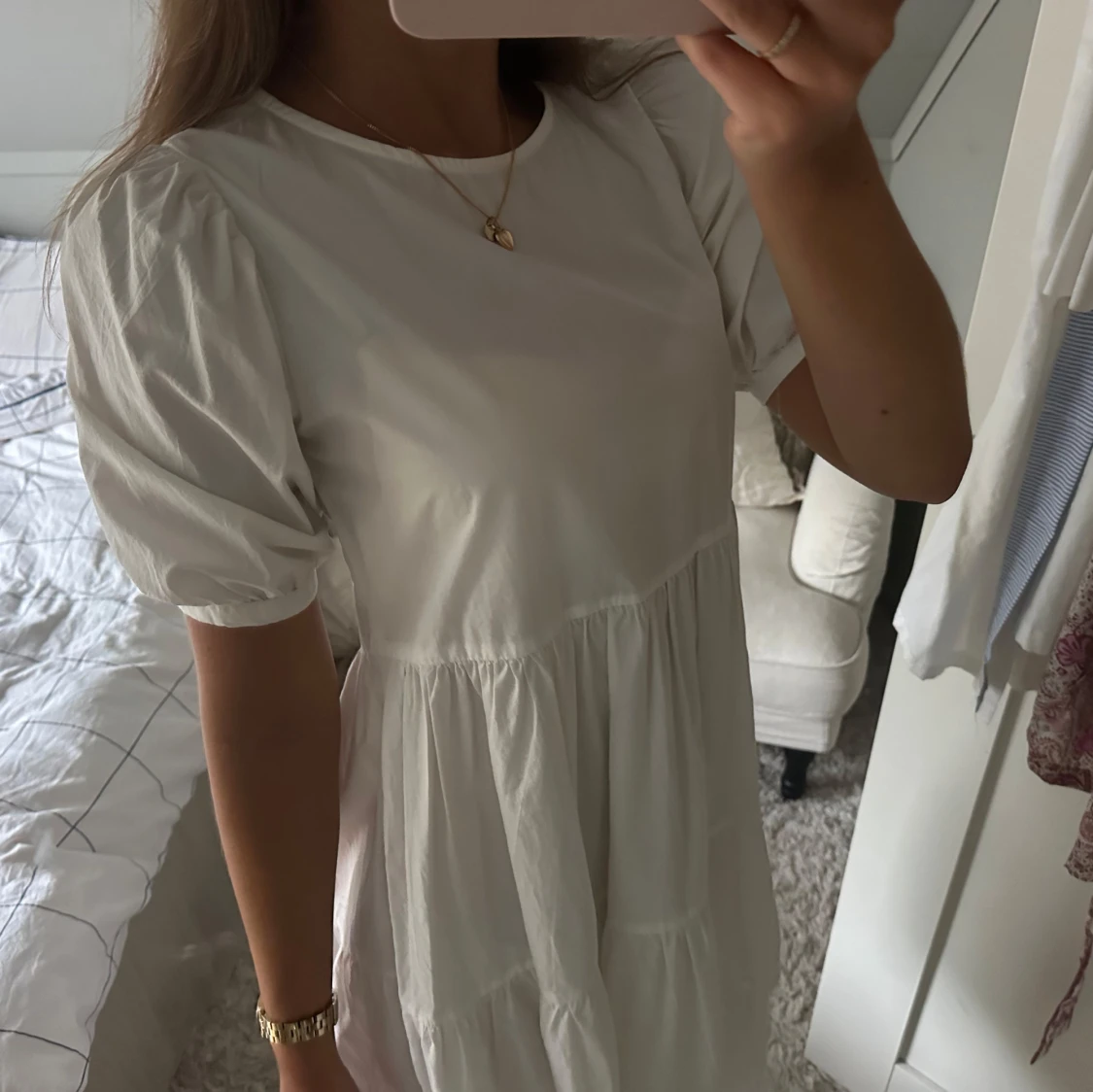 Vit kort klänning med puffärm - 3