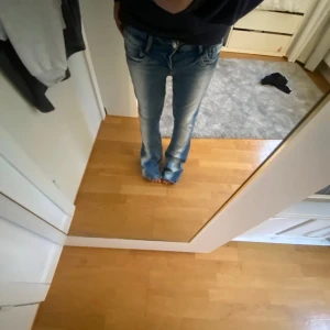 Scandi low waist bootcut jeans - Säljer ett par super snygga blå bootcut jeans från Gina Tricot 14+ i storlek M. Jeansen har en klassisk femficksdesign, ljus tvätt och utsvängda ben. Jag säljer dem på grund att dem var för stora å långa!! Helt slut sålda online! Köpta för 359kr!! 💗