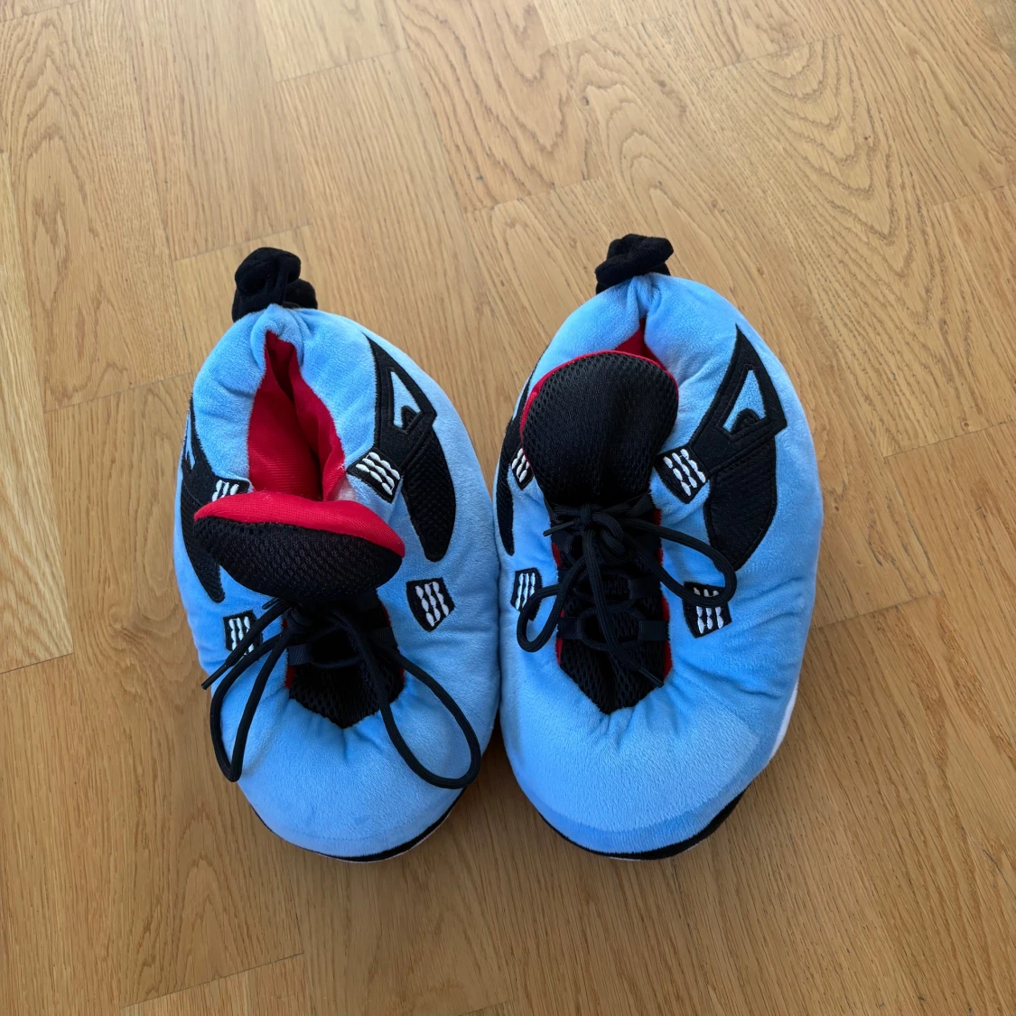 Blå fluffiga sneakers-tofflor Jordan 44 