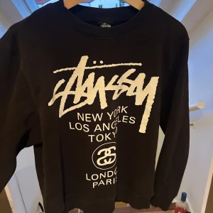 Svart Stüssy sweatshirt med tryck - Stussy sweatshirt .