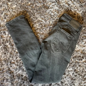 Jack and Jones Slim glenn jeans - Säljer ett par svarta jeans från Jack & Jones. Jeansen har klassisk femficksdesign, smal passform och är tillverkade i stretchigt bomullsmaterial för extra komfort. Sparsamt använda och är i ett väldigt bra skick, jeansen har inga slitningar eller skador. Köpta för 800kr på Jack and Jones och storlek 28/30. Perfekt för hösten! Passar lite litet på mig som är 177 cm