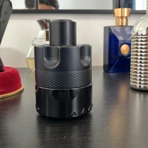 Azzaro the most Wanted  - Säljer en Azzaro Wanted  parfym i en cool, svart och robust flaska med industriell känsla. Flaskan har en matt och glansig finish med texturerat grepp runt mitten. Perfekt för dig som gillar maskulina och intensiva dofter.