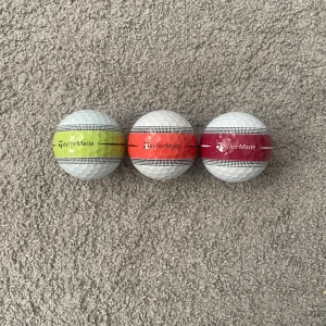Striped tailormade bollar - Tre tailormade striped golfbollar.