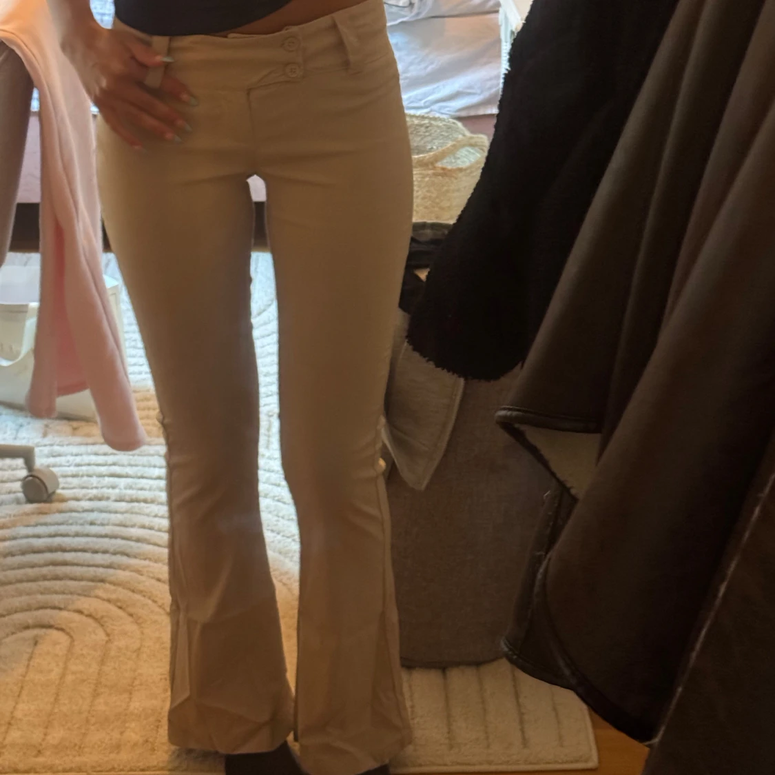 Beiga bootcut byxor med låg midja