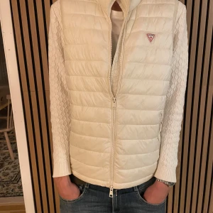 Vit dunväst från Guess - Kan gå ner i pris vid snabb affär
