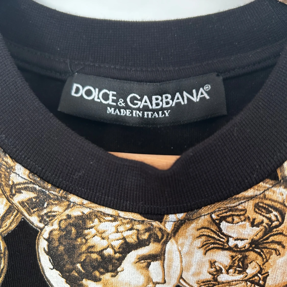 Svart t-shirt med guldmynt från Dolce & Gabbana - 2