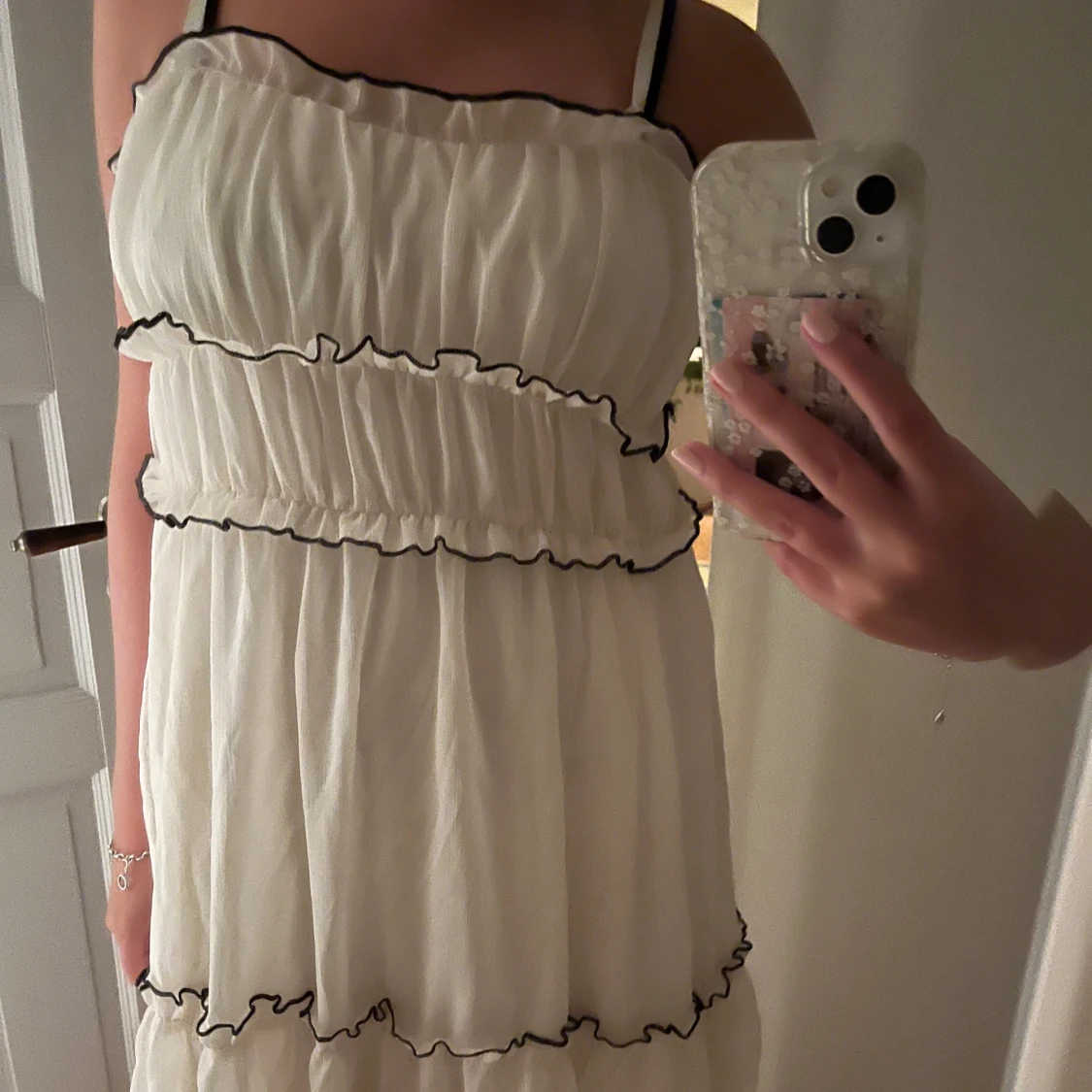 Vit volangklänning med svarta detaljer - 1