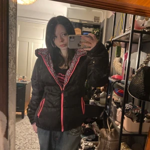 Jacka med leopard mönstrad innaida🩷 - Super snygg jacka som är lite glansig svart färg på utsidan och har leopardmönstrad innsida och råsa dragkedja🩷