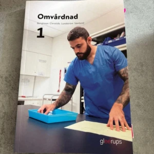 Böcker - Omvårdnad 1 är en modern kursbok för dig som vill lära dig om vård och omsorg. Boken tar upp aktuella frågor, praktiska moment och ger dig kunskap om sjukdomar, ergonomi och rutiner. Perfekt för dig som pluggar till undersköterska eller vill förstå vårdens vardag.
