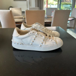 Valentino garavani rockstud sneakers  - Vita Valentinos köpta på Plick av ett vintageföretag. Använt men ändå fint skick. Tyvärr inget kvitto eller skolåda men har ett Valentino kort som äkthetsbevis. Kontakta mig om ni är intresserade så skickar jag fler bilder! 🥰