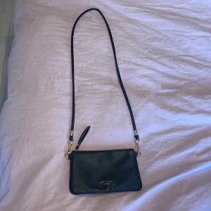 Svart axelväska - Snygg svart axelväska! Den har en extra ficka med dragkedja inuti vilket e väldigt praktiskt.💕