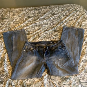 Miss Me Jeans  - Säljer mina älskade Miss Me jeans nu pågrund utav att dom blivit förstora tyvärr. Omsydda från skinny till bootcut, dom är sydda på ett bra och ett hållbart sätt så sömmarna kommer inte att gå upp. Dom är från tidigare årtal därav Miss Me loggan men otroligt fina jeans!! Passar till dig som har vanligtvis S-M💕         Pris går att diskutera