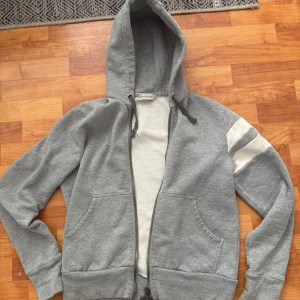 Moncler Hoodie - Det står M men den sitter som S.                          Den är sliten i muddarna se sista bilden.           Skriv om frågor