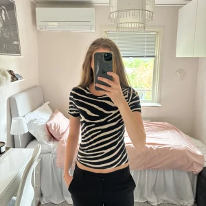 Zebramönstrad topp  - En tshirt från hm i zebra mönster. Jag har sytt om den så att den är figursydd och sitter lite snyggare.   Skriv om du har några frågor🩷
