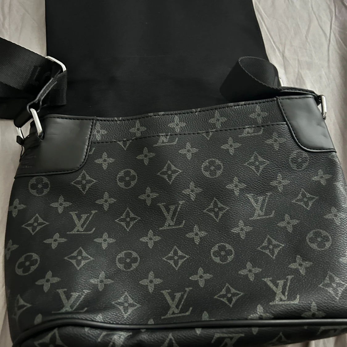 Axelväska från L V - 1