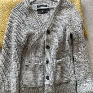 Stickad kofta från H&M - Säljer en tvär fet stickad kofta eller med andra ord cardigan. Koftan har storleken S och är perfekt för hösten. Väldigt trendig och stilren. Pris ej hugget i sten