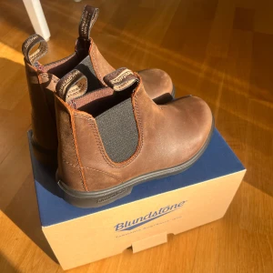 Bruna Chelsea boots från Blundstone - Snygga bruna Chelsea boots från Blundstone i skinn med elastiska svarta paneler på sidorna och robust svart sula. Perfekta för höst och vinter. Aldrig använda