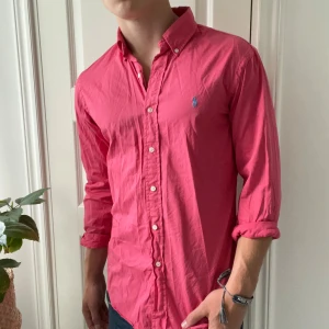 Ralph Lauren skjorta  - Röd / rosa Ralph Lauren skjorta i M slim fit feather twilight. Inga defekter. Modellen är 180,75 kg. Kom med frågor👍