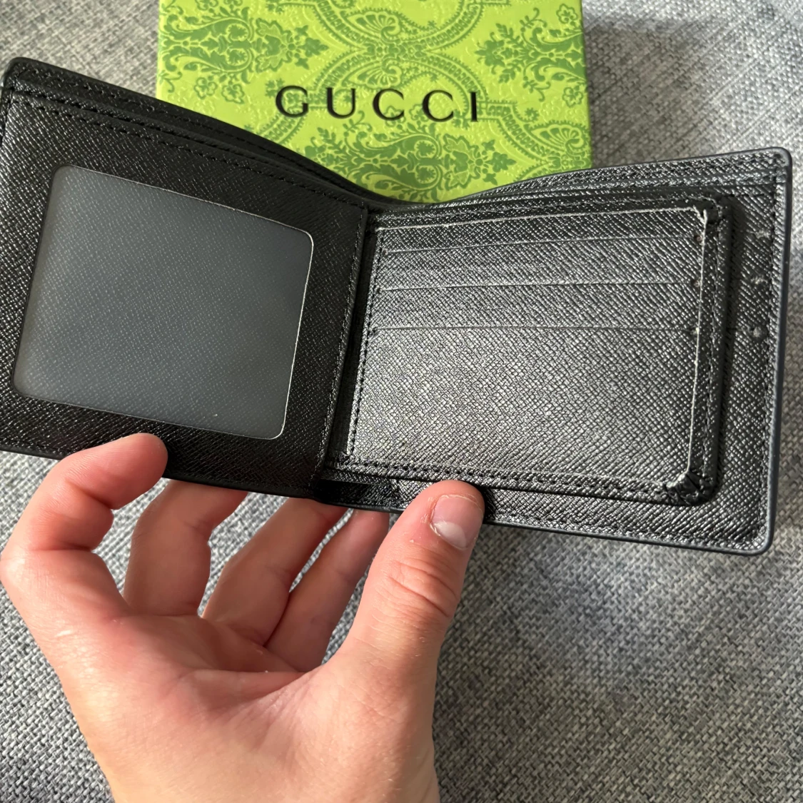 Svart plånbok med röd orm på - 3