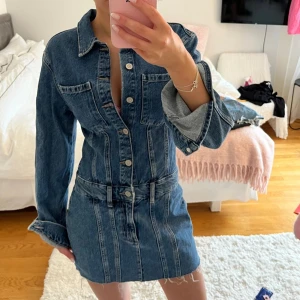 Jeansklänning - Helt oanvänd jeansklänning som tyvärr var för liten💕 Prislappen kvar!