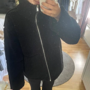 Höstjacka  - Nu är det dags att sälja min fina höstjacka som jag köpte förra hösten så har därav bara används en höst och är i mycket fint skick och har inga tecken på användning. 