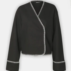 Svart kappa från Gina Tricot - Svart kappa från Gina Tricot med vita dekorativa sömmar längs kanterna. Så snygg, skriv till mig vid frågor💕💕