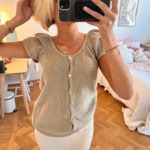 Beige stickad blus med puffärm - Supersöt beige stickad blus med korta puffärmar och knappar framtill💕