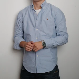 Ljusblå skjorta från Ralph Lauren - Klassisk ljusblå skjorta från Ralph Lauren med button-down krage och broderad logga på bröstet. Riktigt fet, pris kan diskuteras 🙂👌