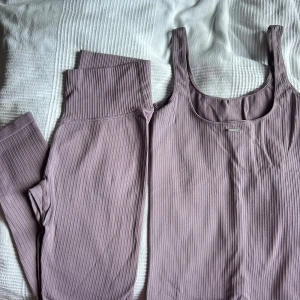 Tränings sett  - Jätte fint tränings sett ifrån AIMN.  Använt endast två gånger, inga deffekter någonstans och ser helt nytt ut!! 💜