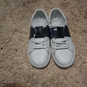 Vita och svarta skor - Ganska bra kvalite med lite skador kan tänka mig att gå ner i pris för mer info skriv dm. Är lite skador under skorna